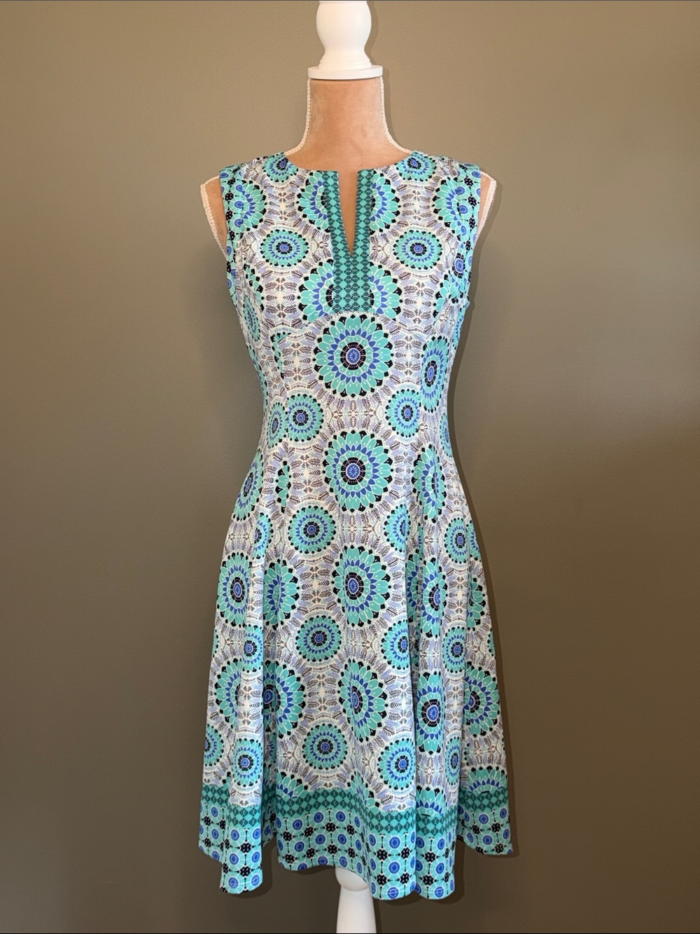 Liz Claiborne Sleeveless Aqua & Teal Medallion Fit-and-Flare Dress Size 6